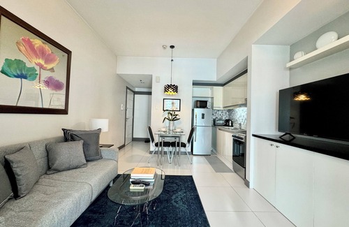 Legazpi Village Condo | KL Tower Spacious Parkview 1BR w/Balcony near Greenbelt Mall Makati