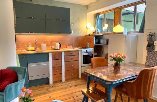 Freienfels Apartment | Kleine Kunstremise mit Holzofen Burg Freienfels