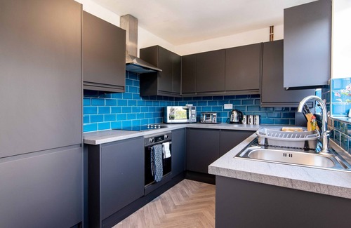 Mapperley House | Kneeton Vale - Modern 4 bedroom with dining for 6 and enclosed rear garden
