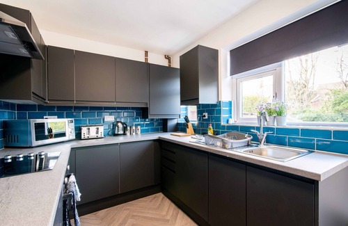 Mapperley House | Kneeton Vale - Modern 4 bedroom with dining for 6 and enclosed rear garden