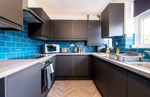 Mapperley House | Kneeton Vale - Modern 4 bedroom with dining for 6 and enclosed rear garden
