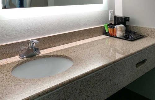 East Bank Hotel | Knights Inn Nashville