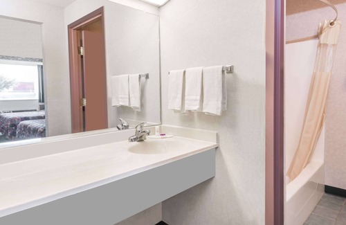 Ottawa Hotel | Knights Inn Ottawa