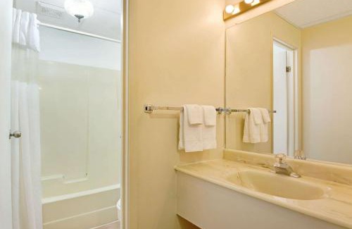 Midland Hotel | Knights Inn - Park Villa Motel, Midland