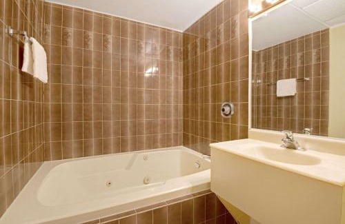 Midland Hotel | Knights Inn - Park Villa Motel, Midland