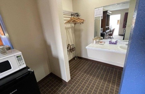 Emporia Hotel | Knights Inn & Suites Emporia