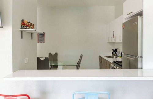 Camaceyes Apartment | Knockout Stay! PR's Boxing Legends 1-Bd Suite, 4 mins from Crash Boat Beach
