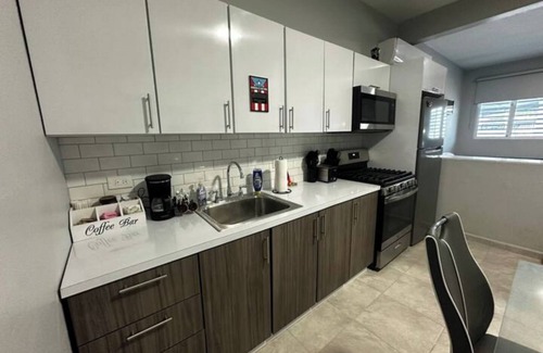 Camaceyes Apartment | Knockout Stay! PR's Boxing Legends 1-Bd Suite, 4 mins from Crash Boat Beach