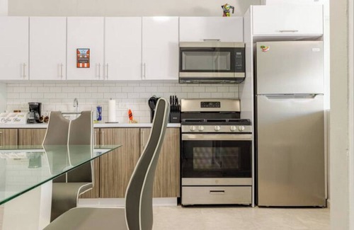 Camaceyes Apartment | Knockout Stay! PR's Boxing Legends 1-Bd Suite, 4 mins from Crash Boat Beach
