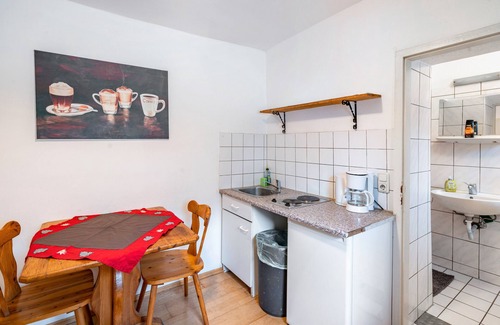 Munchen District Apartment | Knödelhof 'Appartement 8' with Shared Terrace and Wi-Fi