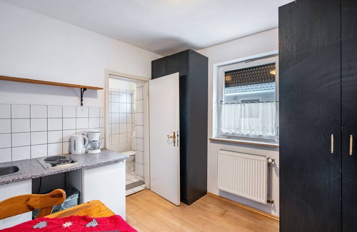 Munchen District Apartment | Knödelhof 'Appartement 8' with Shared Terrace and Wi-Fi