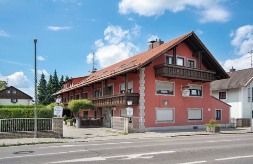Munchen District Apartment | Knödelhof 'Appartement 8' with Shared Terrace and Wi-Fi