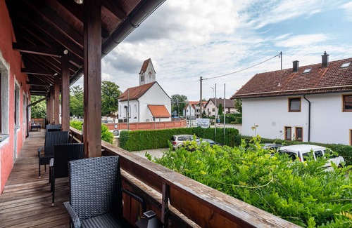 Munchen District Apartment | Knödelhof ‘Room 5’, 2-bed room with shared terrace, balcony and WLAN