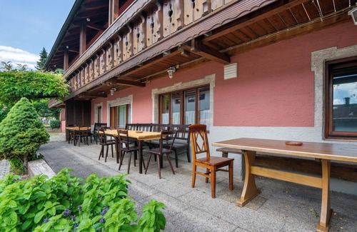 Munchen District Apartment | Knödelhof ‘Room 5’, 2-bed room with shared terrace, balcony and WLAN