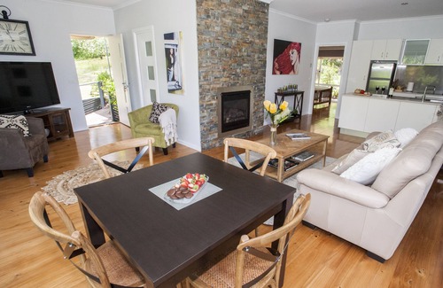 Wandiligong Cottage | Knox Farm Cottage quiet romantic getaway