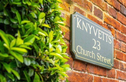 North Creake House | Knyvetts: sleeps 6 (3 double beds), pretty garden
