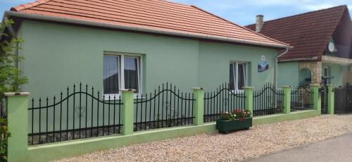 Uppony House | KOÓS VENDÉGHÁZ