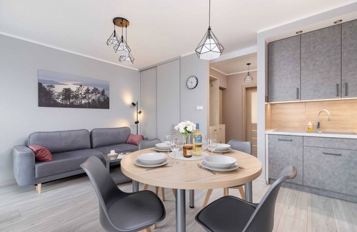 Pradnik Bialy Apartment | Kołaczy 7 | Trendy Apartment | Desk
