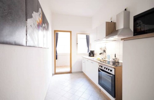 Altstadt Apartment | Ko-Living Space Opera | Suite 10 | Kitchen | Dart | Living room | City center