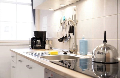 Altstadt Apartment | Ko-Living Space Opera | Suite 10 | Kitchen | Dart | Living room | City center