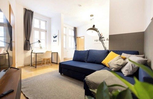 Altstadt Apartment | Ko-Living Space Opera | Suite 10 | Kitchen | Dart | Living room | City center