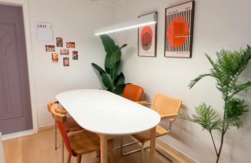 Seongnae-dong Apartment | KojjeeBnB Bed Room2, Qeen size bed2, TV 2, #KSPO#JYP#Hanriver