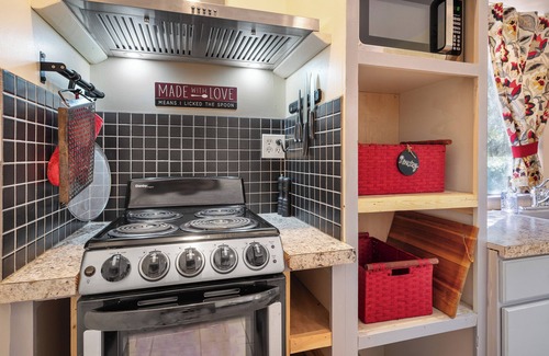 Shasta Lake Cottage | Kokanee Cottage - Furnished Studio - Beautiful setting - 30 day rate discounts!