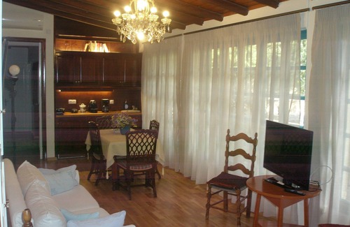Aegina House | KOKKINO KASTRO is a historic estate in Aegina full of memories from 1825.