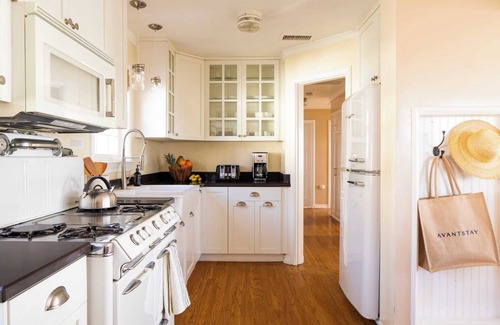Crown Point Cottage | Kokomo by Avantstay Bayside Getaway w/Fire Pit, & Large Outdoor Patio