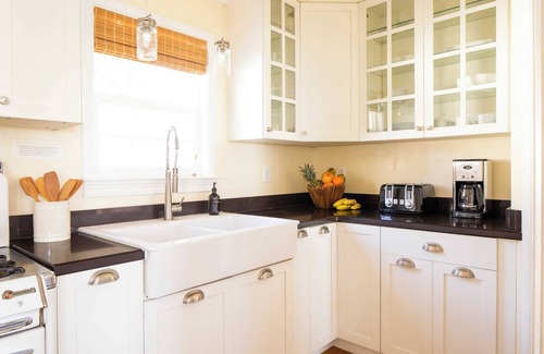 Crown Point Cottage | Kokomo by Avantstay Bayside Getaway w/Fire Pit, & Large Outdoor Patio