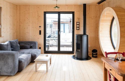 Neuland Boat Rental | Komfort-Hausboot DIVA mit Kamin