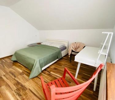Nowy Sacz House | Komfortowy pokój dla dwojga z balkonem Marcinkowicka