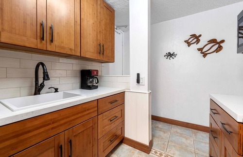 Historic Kailua Village Apartment | Kona Islander Hawaiian Style Poolside