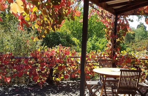 Hepburn House | Kookaburra Ridge - beautiful home set on a 1.6 acre garden with fireplace & spa