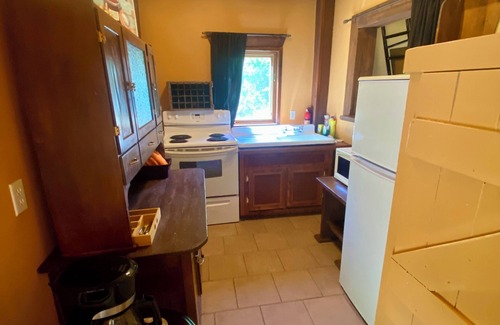 Boswell Cabin | Kootenay Lake Lodge -Cabin for 2 guests- only two minute walk to the water !