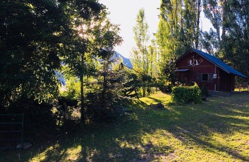 Boswell Cabin | Kootenay Lake Lodge -Cabin for 2 guests- only two minute walk to the water !