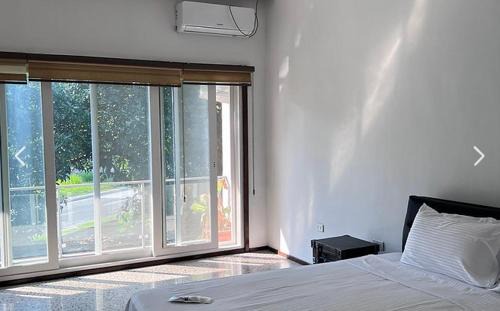 Clark Freeport Bed & Breakfast | Koregon Pool Villas