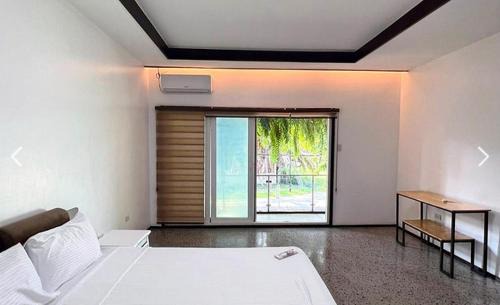 Clark Freeport Bed & Breakfast | Koregon Pool Villas