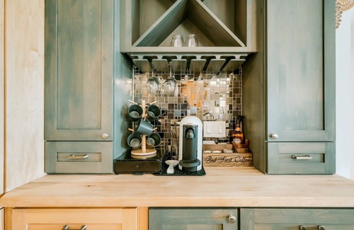 Plymouth Cottage | Koselig Cottage on Medicine Lake w/Chef's Kitchen, Coffee Bar, Arcade & Dock