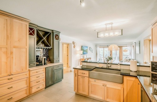 Plymouth Cottage | Koselig Cottage on Medicine Lake w/Chef's Kitchen, Coffee Bar, Arcade & Dock
