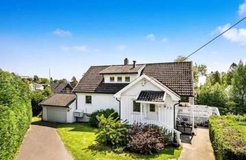Fevik Apartment | Koselig leilighet strandnær opplevelse!