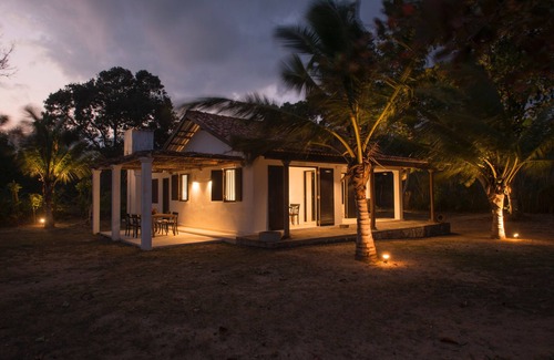Morakatiyara House | Kotamba: One bedroom hideaway on Mawella Beach anchorage with shared pool