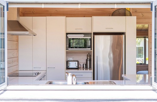 Matarangi Cottage | Kowhai Retreat - Matarangi Holiday Home