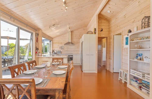 Matarangi Cottage | Kowhai Retreat - Matarangi Holiday Home
