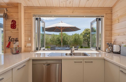 Matarangi Cottage | Kowhai Retreat - Matarangi Holiday Home