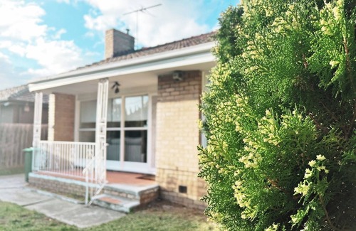 Maidstone House | KozyGuru | 3BR Close to Vic Uni and Footscray Hosp