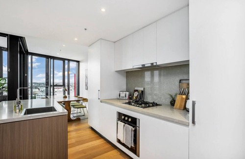 Fortitude Valley Apartment | KOZYGURU | Fortitude Valley | Designer Grade 2 BED APT | Free Parking | Peppers