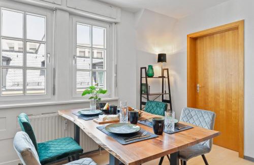 Innenstadt Apartment | Krone - ES Bhf - 2Zi & 90m2 & 6xPrs - Balkon - 65"TV & Netflix