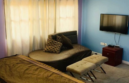 Oyarifa Cabin | Kshoes lodge (Luxury Room)