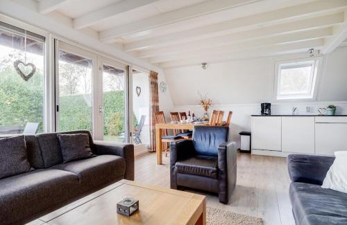 Zwiggelte House | Kuifeend I Chalet met Modern Interieur